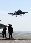 한미 해군 연합 해상훈련…F/A-18F 슈퍼호넷의 착함 훈련