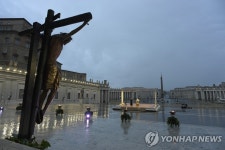 팬데믹 때 교황이 베드로 광장서 홀로 올린 기도 지구궤도 돈다