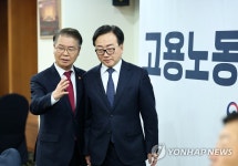 대화나누는 이정식-이동근