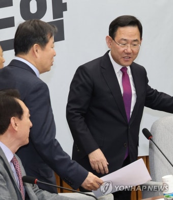 원내대책회의 참석하는 주호영 원내대표와 이철규 사무총장