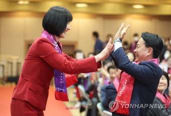 서대문구청장과 인사하는 박찬숙 감독
