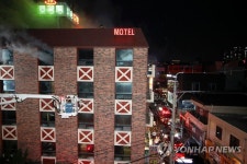 광주 모텔 건물서 화재…진화·구조 중