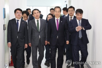 의료 데이터 안심존 방문하는 한덕수 총리