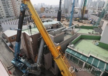 항타기 해체 작업에 동원된 크레인