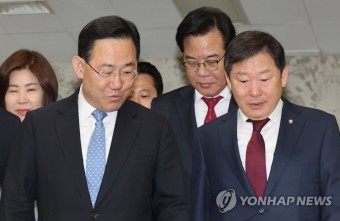 대화하는 주호영 원내대표와 이철규 사무총장