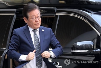 세 번째 공판, 법원 도착한 이재명 대표