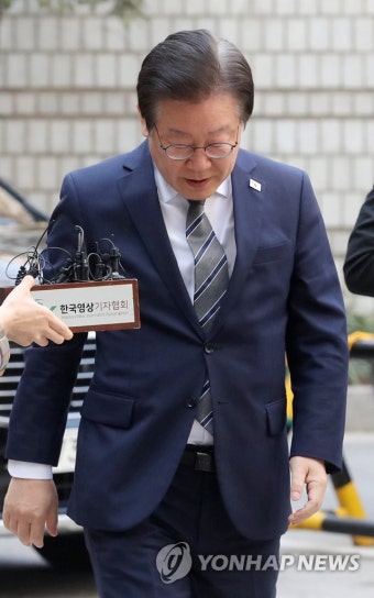 인사하는 이재명 대표