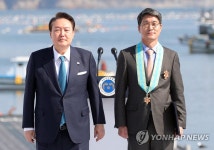 수산인의날 유공자 포상하는 윤석열 대통령