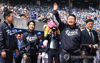 프로야구 NC-삼성 개막전 깜짝 시구 나선 윤석열 대통령