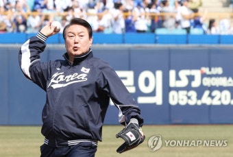 프로야구 NC-삼성 개막전 깜짝 시구하는 윤석열 대통령