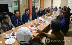 소정면서 주민과 대화하는 최민호 세종시장