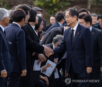 4·3 추념식에서 인사하는 한덕수 국무총리와 민주당 이재명 대표