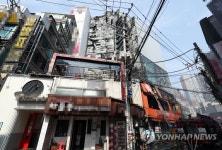 화재 피해 입은 인천 롯데시네마 입점 상가와 인접 건물