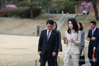 최응천 문화재청장과 대화하는 김건희 여사