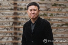 포즈 취하는 박기용 영화진흥위원장