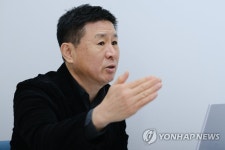 질문에 답하는 박기용 영화진흥위원장