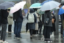 우산의 중심에서 우비를 외치다