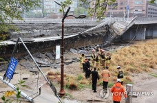 분당 정자동 교량 보행로 붕괴로 2명 사상