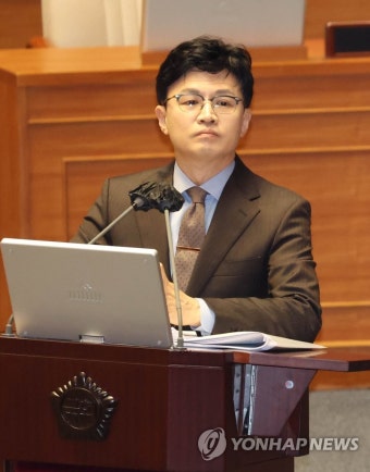 질문 듣는 한동훈 장관