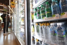 편의점업계, 생수 가격 인상 철회ㆍ동결