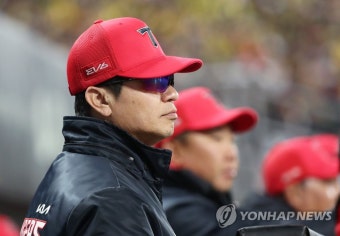 플레이 지켜보는 김종국 감독