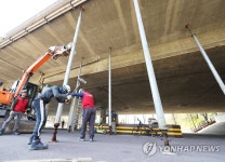 교량 보행로 아래 설치되는 임시 지지대