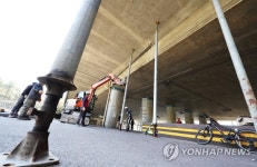 교량 보행로 아래 설치되는 임시 지지대