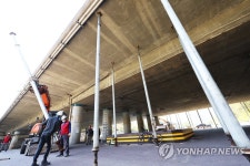 교량 보행로 아래 설치되는 임시 지지대