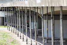 임시 지지대 설치된 성남 궁내교