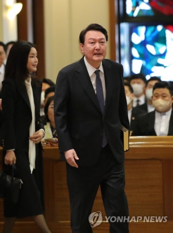 부활절 연합예배 참석한 윤석열 대통령 부부