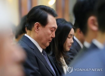 부활절 연합예배 참석한 윤석열 대통령 부부