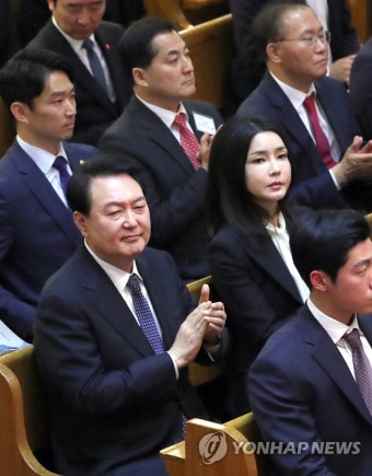 부활절 연합예배에서 박수치는 윤석열 대통령