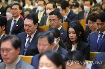 부활절 연합예배에서 기도하는 윤석열 대통령 내외