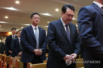 부활절 연합예배에서 기도하는 윤석열 대통령