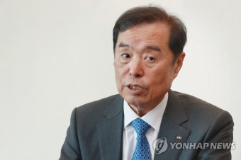 인터뷰하는 김병준 전경련 회장 직무대행