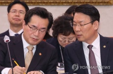 김인중 차관과 대화하는 정황근 농림축산식품부 장관
