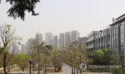 미세먼지 뒤덮인 세종시 금강수변공원