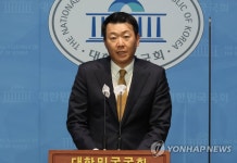 논평 발표하는 윤희석 대변인