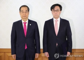 신임 외교부 1차관에게 임명장 수여 후 기념 촬영하는 한덕수 총리