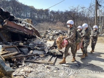 산불 피해복구 지원 나선 군 장병