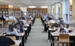 도서관 이용하는 시민들