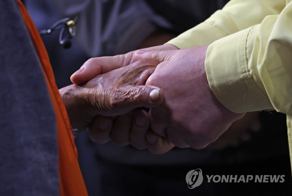 이재명 지사, 경북 산불 현장 방문 속 피해 지역 주민 위로와 지원 강조