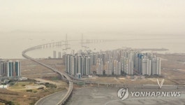 황사 영향…미세먼지에 갇힌 인천대교