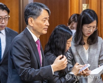 제6차 자살예방정책위원회에 입장하는 조지호 경찰청 차장