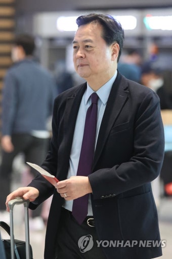 출국하는 조현동 주미대사
