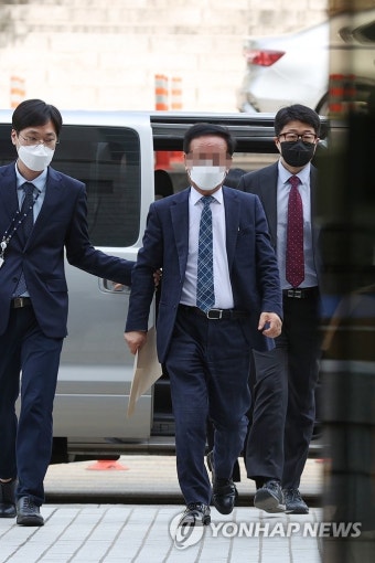 법원 도착한 김인섭 전 대표