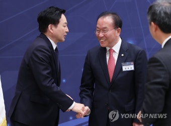 인사하는 윤재옥 원내대표와 원희룡 국토교통부 장관