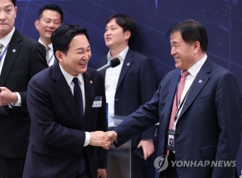 인사하는 이진복 정무수석과 원희룡 국토교통부 장관
