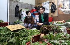 대전 전통시장 상인과 대화하는 김건희 여사