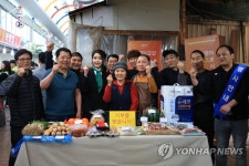 태평전통시장 상인들과 기념촬영하는 김건희 여사